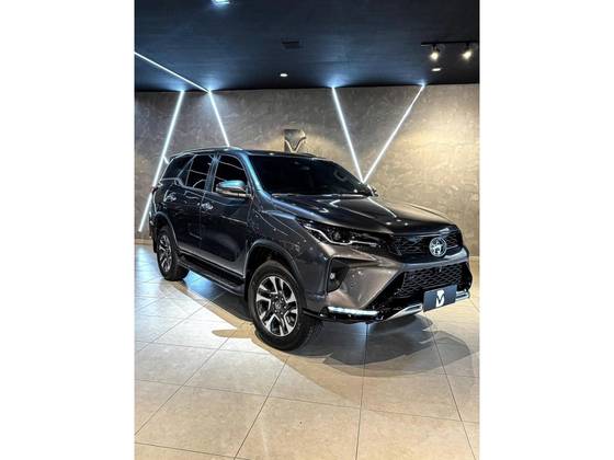 TOYOTA HILUX SW4 2.8 D-4D TURBO DIESEL SRX PLATINUM 7L 4X4 AUTOMÁTICO